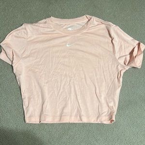 ✨pink nike cropped tee size M✨